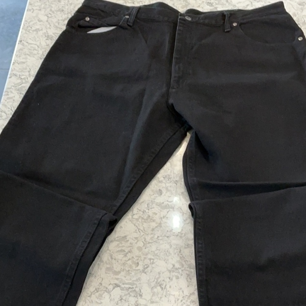 Wrangler Relaxed Fit Men’s Jeans in Dark Black Denim